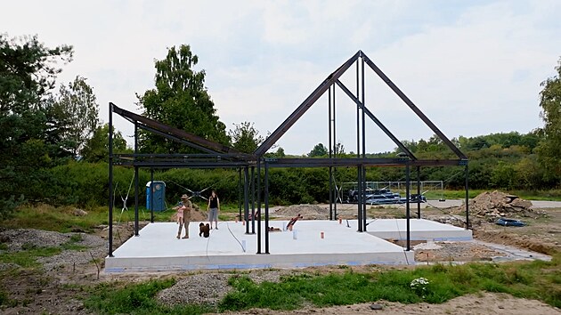 Rodinn� d�m z�sk�v� pevn� obrysy. 