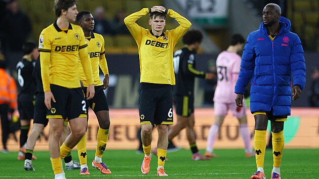 Ne��astn� fotbalist� Wolverhamptonu po proh�e s Manchesterem United, kter� byla...