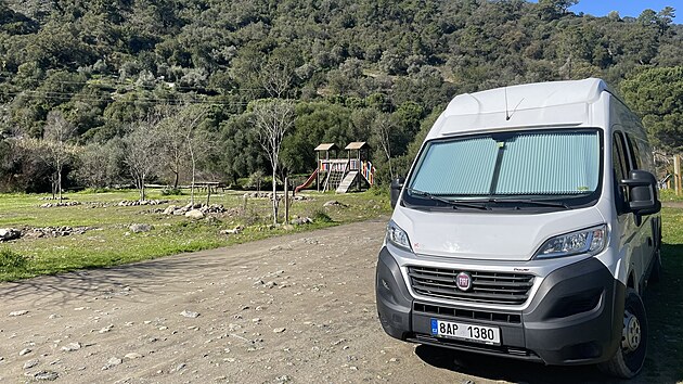Naše obytná dodávka v lokalitě Charca de la Escribana, kde nechybí piknikové...