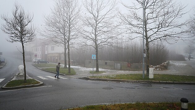 Developer sice v roce 2018 urychlil demolici zchtralho hotelu, ale zastavt uvolnnou parcelu se mu dodnes nepodailo. (7. prosince 2025)