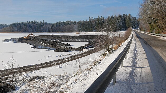 Zaala obnova nejve poloenho rybnka na Vysoin  Sykovce u T Studn. Z oblben rekrean plochy zmiz 53 tisc kubk bahna, opravy se dok hrz a vznikne na n i nov stezka pro p. Revitalizace m trvat rok a vyjde na 43 milion.