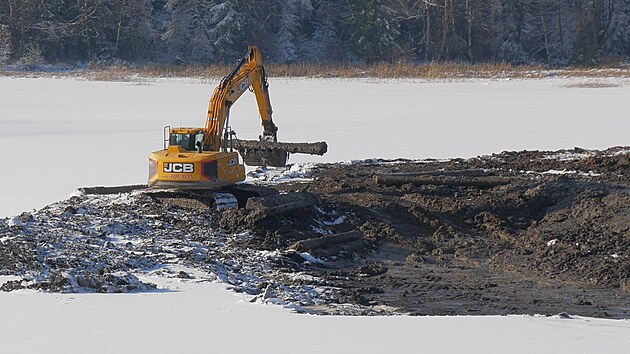 Zaala obnova nejve poloenho rybnka na Vysoin  Sykovce u T Studn. Z oblben rekrean plochy zmiz 53 tisc kubk bahna, opravy se dok hrz a vznikne na n i nov stezka pro p. Revitalizace m trvat rok a vyjde na 43 milion.