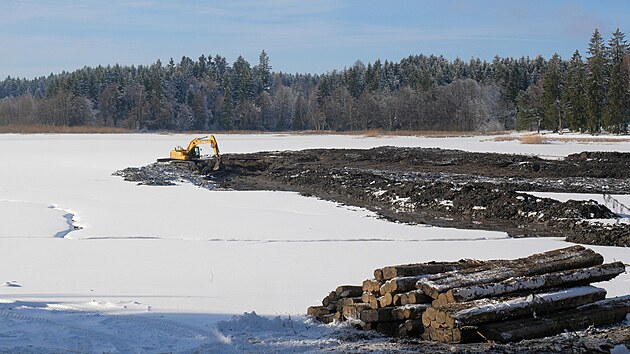 Zaala obnova nejve poloenho rybnka na Vysoin  Sykovce u T Studn. Z oblben rekrean plochy zmiz 53 tisc kubk bahna, opravy se dok hrz a vznikne na n i nov stezka pro p. Revitalizace m trvat rok a vyjde na 43 milion.