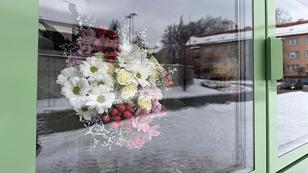 Automat na kvtiny je v provozu 24 hodin denn, den co den. Vhodnou kvtinu lze vybrat pes prosklen dvka. Ta se po zaplacen otevou automaticky.