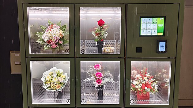 Automat na kvtiny je v provozu 24 hodin denn, den co den. Vhodnou kvtinu lze vybrat pes prosklen dvka. Ta se po zaplacen otevou automaticky.
