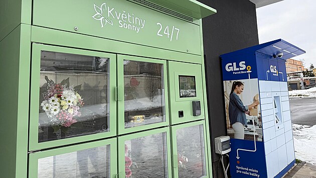 Automat na kvtiny je v provozu 24 hodin denn, den co den. Vhodnou kvtinu lze vybrat pes prosklen dvka. Ta se po zaplacen otevou automaticky.