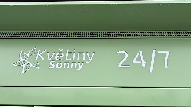 Automat na kvtiny je v provozu 24 hodin denn, den co den. Vhodnou kvtinu lze vybrat pes prosklen dvka. Ta se po zaplacen otevou automaticky.