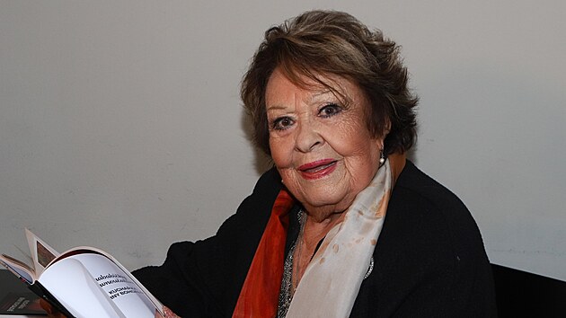 Ji�ina Bohdalov� na k�tu sv� nov� kucha�ky Prababi�ky pravnou�at�m (7. prosince 2025)