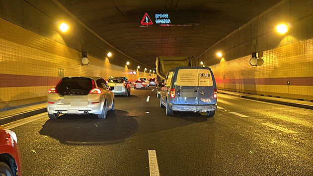 V praskm Bubeneskm tunelu se srazilo osm aut. Na mst se tvo kolony. (8. prosince 2025)
