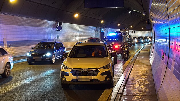 V praskm Bubeneskm tunelu se srazilo osm aut. Na mst se tvo kolony. (8. prosince 2025)