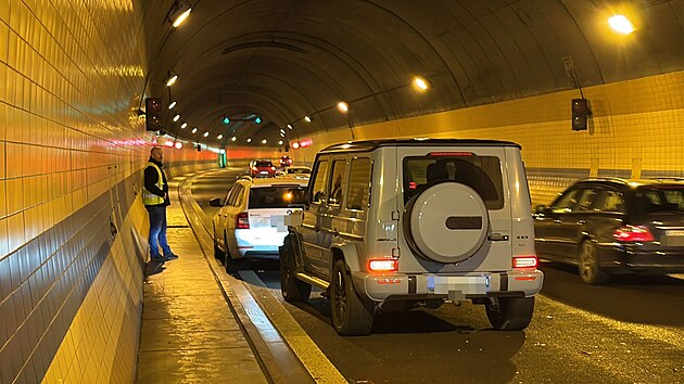 V praskm Bubeneskm tunelu se srazilo osm aut. Na mst se tvo kolony. (8. prosince 2025)