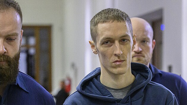 B�lorusk� �idi�  Stanislav �chalkouski, v jeho� kamionu se udusila syrsk� migrantka, u Vrchn�ho soudu v Praze. (8. prosince 2025)