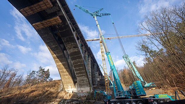 Demolice prvn� poloviny mostu �mejkalka na 24. kilometru d�lnice D1. (8. prosince 2025)