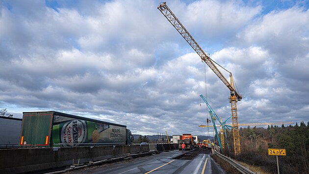 Demolice prvn� poloviny mostu �mejkalka na 24. kilometru d�lnice D1. (8. prosince 2025)