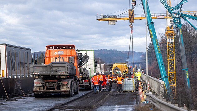 Demolice prvn� poloviny mostu �mejkalka na 24. kilometru d�lnice D1. (8. prosince 2025)