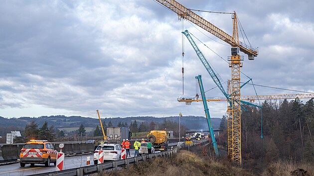 Demolice prvn� poloviny mostu �mejkalka na 24. kilometru d�lnice D1. (8. prosince 2025)