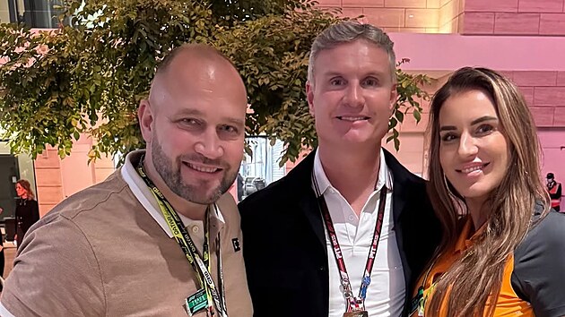 Hokejov� olympijsk� v�t�z Ji�� �l�gr se svou �enou Luci� na Velk� cen� Kataru formule 1. Se Skotem Davidem Coulthardem, b�val�m pilotem F1, kter� vyhr�l 13 Grand Prix.