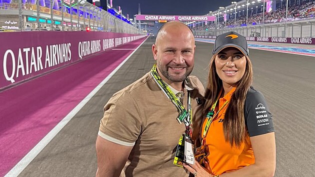 Hokejov� olympijsk� v�t�z Ji�� �l�gr se svou �enou Luci� na Velk� cen� Kataru formule 1.