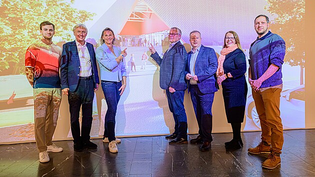 Prezentace nov� multifunk�n� atletick� haly, kter� m� vyr�st v �st� nad Labem. Zleva Mat�j ��erba, p�edseda �esk�ho atletick�ho svazu Libor Varhan�k, Barbora �pot�kov�, prim�tor �st� nad Labem Petr Nedv�dick�, hejtman �K Richard Brabec, n�m�stkyn� hejtmana �K Jindra Zalab�kov� a radn� m�sta �st� nad Labem pro sport Ji�� Hor�k.