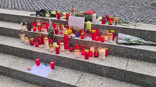 Pietní místo pro Hezuckého u rádia se plní vzkazy. Byl jsi m�j sv�t, lou�í se...