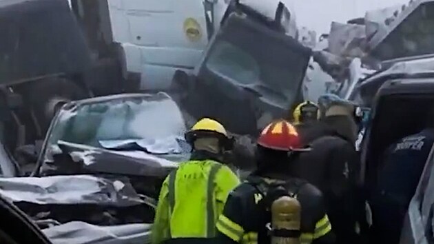 Desítky aut na hromad�, �idi�e v USA zasko�ila bou�e