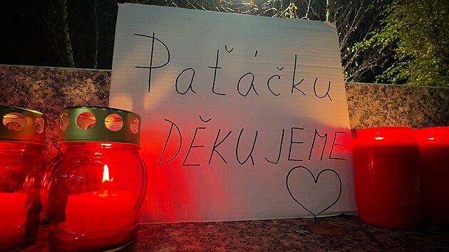 �Pa�á�ku, d�kujeme�, lidé nosí sví�ky a vzkazy k sídlu Evropy 2