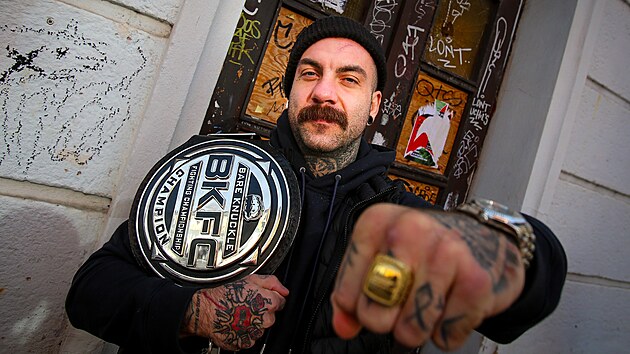 Josef Hála: Çek Cumhuriyeti'nden bir yumrukçu eldivensiz boksta şampiyon