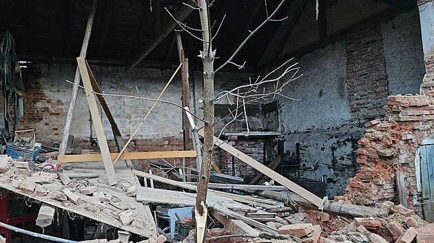 V Teticch se ztila st zdi domu. Zavalen ena utrpla stedn tk zrann, zdravotnci ji letecky transportovali do plzesk nemocnice. (8. prosince 2025) 