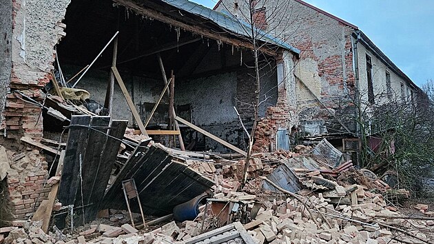 V Teticch se ztila st zdi domu. Zavalen ena utrpla stedn tk zrann, zdravotnci ji letecky transportovali do plzesk nemocnice. (8. prosince 2025) 