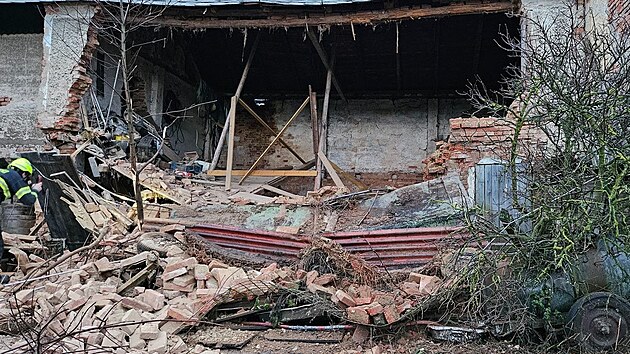 V Teticch se ztila st zdi domu. Zavalen ena utrpla stedn tk zrann, zdravotnci ji letecky transportovali do plzesk nemocnice. (8. prosince 2025) 