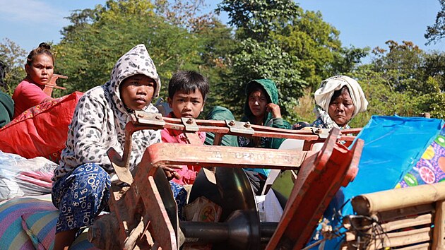 Lid� prchaj� z domov� kv�li pohrani�n�mu st�etu mezi Thajskem a Kambod�ou. (8. prosince 2025)