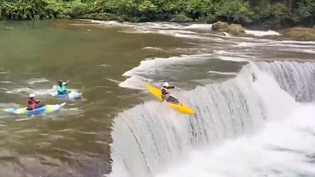 Kajaká� zmizel pod vodopádem a z�stal tam uv�zn�ný