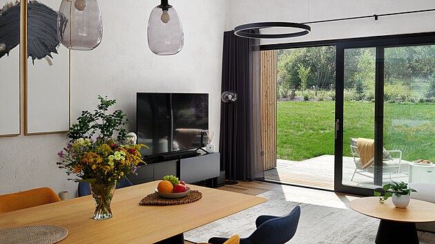 HS port�ly jsou velk�m sou�asn�m trendem. ���ka posuvn�ho k��dla HST 76 od Deceunincku m��e b�t a� 3,25 m a jeho hmotnost a� 300 kg. Maxim�ln� rozm�ry cel�ch dve�� mohou dosahovat ���ky a� 6,5 m a v��ky a� 2,6 m. .