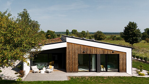 V tepl�ch dnech slou�� terasa jako dal�� ob�vac� pokoj.