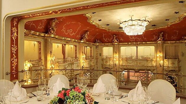 V roce 1993 za�ala rekonstrukce Boccaccia. V�e bylo vr�ceno do p�vodn�ho stavu, v�etn� lustru ze 4 000 ru�n� vyroben�ch kousk� k�i���lu...