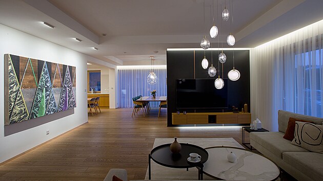 V�t�inu osv�tlen� je mo�n� stm�vat. Je nap��klad od v�robc� Bomma, Preciosa, Prolight, Mylight, Linea light, Axolight a dal��ch.