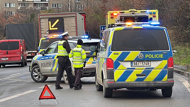 Na pra�sk�m Spo�ilov� se srazila dv� n�kladn� auta a dod�vka (1. prosinec 2025)