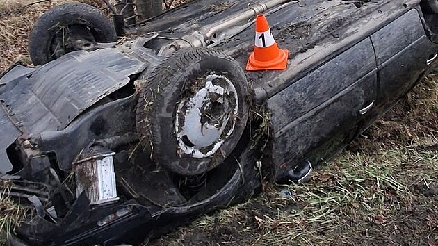 Osmnctilet mladk jel po mokr silnici pli rychle, vz v nm vezl dv vrstevnice skonil na stee.