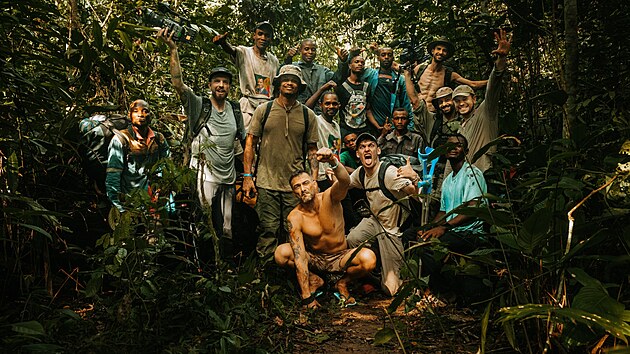 Momentka z naten dokumentu Kongo: Cena slona, za nm stoj olomouck scenrista a producent Luk Hodis.