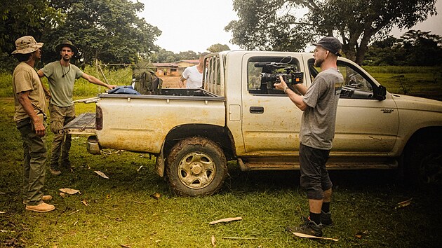 Momentka z naten dokumentu Kongo: Cena slona, za nm stoj olomouck scenrista a producent Luk Hodis.