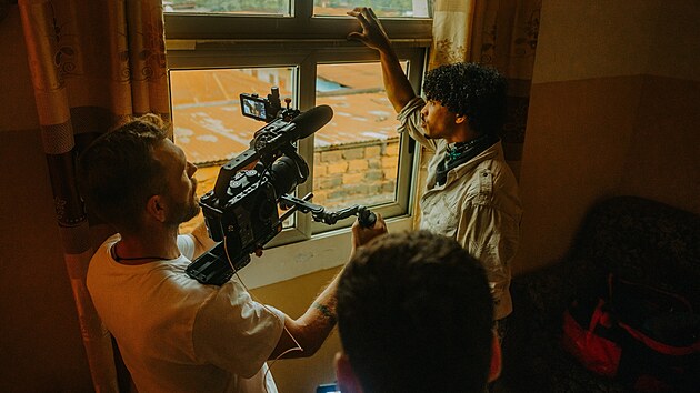 Momentka z naten dokumentu Kongo: Cena slona, za nm stoj olomouck scenrista a producent Luk Hodis. Jednm z hlavnch protagonist je znm esk zpvk Ben Cristovao (na snmku).