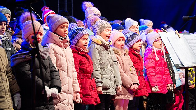 Rozsvcen vnonho stromu na nmst Mru ve Zln. Vystoupen dt. (30. listopad 2025)