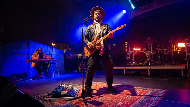 Rozsvcen vnonho stromu na nmst Mru ve Zln. Vystoupen Adama urici. (30. listopad 2025)