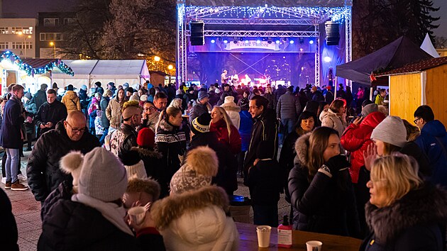 Rozsvcen vnonho stromu na nmst Mru ve Zln. Vystoupen Adama urici. (30. listopad 2025)