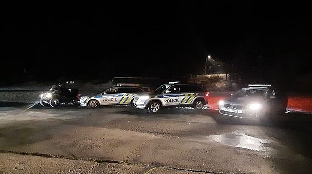 Policist vyrej v Karolince ne Vsetnsku do akce zamen na odhalen driftujcch idi. (prosinec 2025)