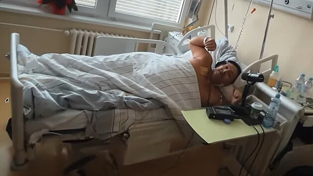 Patrik Hezuck� byl v dobr� n�lad�, vtipkoval, uk�zal sv�j pokoj i ledni�ku plnou ovoce a n�zorn� p�edvedl, jak funguje �ovlada� na sestry�. (25. listopadu 2025)