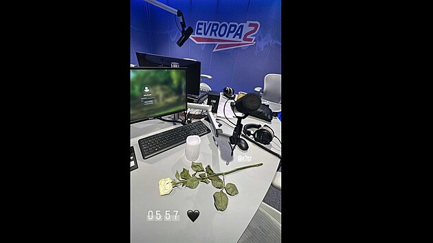 Na m�st�, kde sed�val Patrik Hezuck�, je na stole polo�ena b�l� r��e a b�l� sv��ka, uk�zal na sv�m Instagramu foto ze studia na Evrop� 2 kolega moder�tora Jakub Koh�k. (8. prosince 2025)