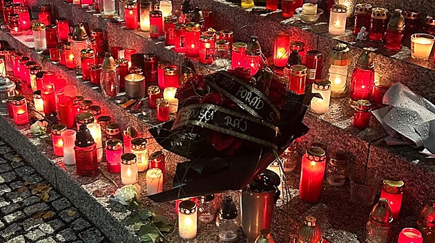 Moder�torka Rann� show Katka ��hov� uk�zala pietn� m�sto p�ed budovou, kde s�dl� Evropa 2. (8. prosince 2025)