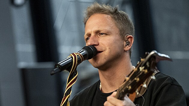 13. komnata Tom�e Kluse (2025): Zn�m� zp�v�k a herec se musel vyrovnat se smrt� otce a sestry. Jejich odchod z�sadn� ovlivnil jeho d�tstv�, dosp�v�n� i tvorbu.