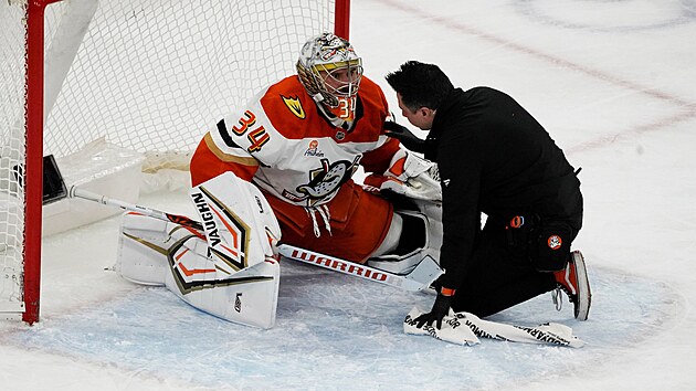 Petr Mr�zek z Anaheim Ducks se nech�v� o�et�it.